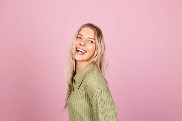 Mulher Europeia Bonita Camisola Malha Casual Fundo Rosa Isolado Olhando — Fotografia de Stock