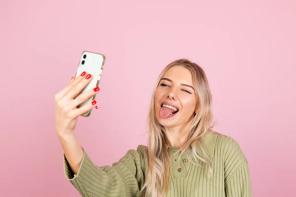 Bella Donna Europea Maglione Casual Maglia Sfondo Rosa Scattare Foto — Foto Stock