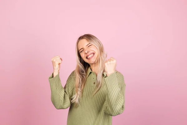 Mujer Bastante Europea Suéter Punto Casual Sobre Fondo Rosa Hacer — Foto de Stock