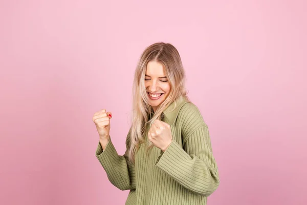 Mooi Europees Vrouw Casual Gebreide Trui Roze Achtergrond Doen Winnaar — Stockfoto