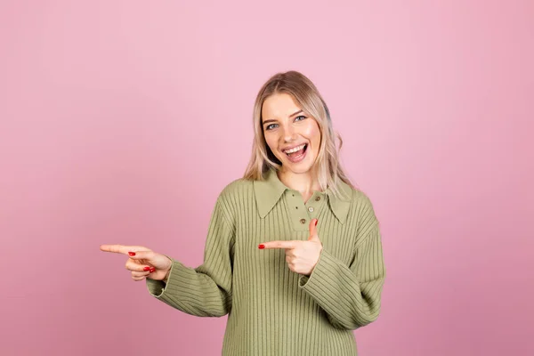 Hübsche Europäerin Lässigem Strickpullover Auf Rosa Hintergrund Glücklich Erstaunt Aufgeregt — Stockfoto