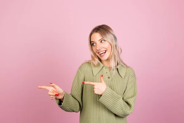 Mulher Europeia Bonita Camisola Malha Casual Fundo Rosa Feliz Espantado — Fotografia de Stock