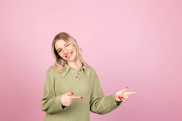 Mujer Bastante Europea Suéter Punto Casual Sobre Fondo Rosa Feliz —  Fotos de Stock