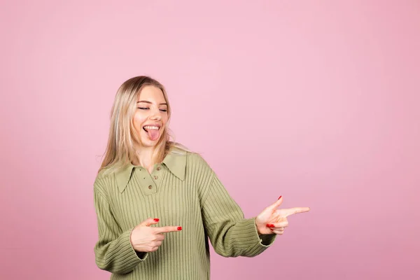 Mulher Muito Europeia Camisola Malha Casual Fundo Rosa Feliz Espantado — Fotografia de Stock