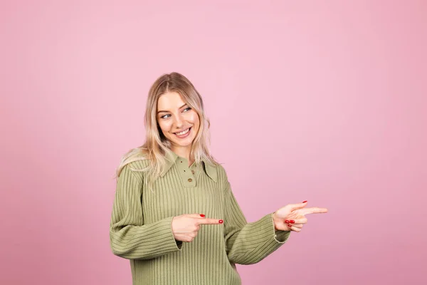 Mooie Europese Vrouw Casual Gebreide Trui Roze Achtergrond Gelukkig Verbaasd — Stockfoto