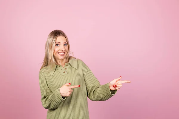 Hübsche Europäerin Lässigem Strickpullover Auf Rosa Hintergrund Glücklich Erstaunt Aufgeregt — Stockfoto