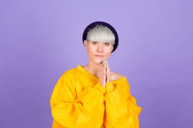 Mor arka planda zarif Avrupalı kadın Mutlu tatlı gülümseme elleri bir arada