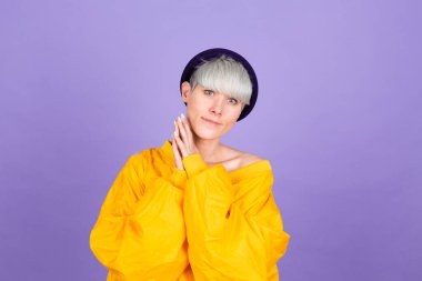 Mor arka planda zarif Avrupalı kadın Mutlu tatlı gülümseme elleri bir arada