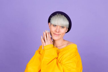 Mor arka planda zarif Avrupalı kadın Mutlu tatlı gülümseme elleri bir arada