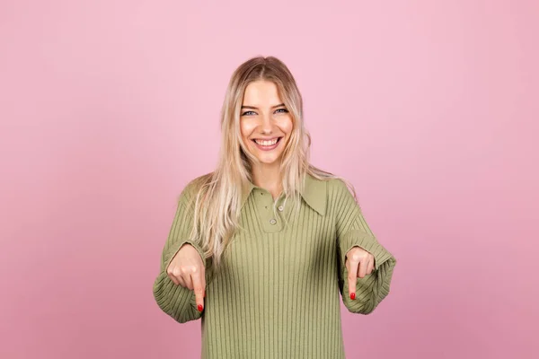 Mooie Europese Vrouw Casual Gebreide Trui Roze Achtergrond Gelukkig Verbaasd — Stockfoto