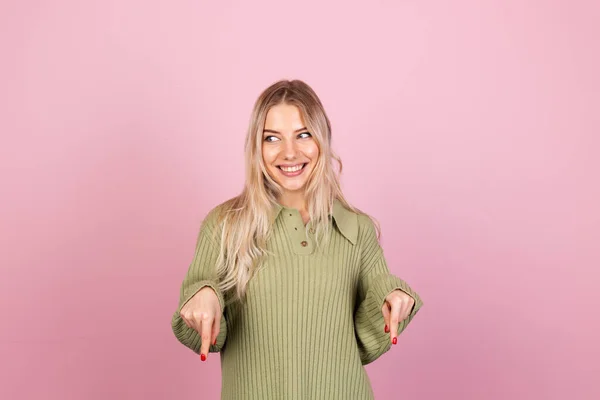 Mujer Bastante Europea Suéter Punto Casual Sobre Fondo Rosa Feliz —  Fotos de Stock