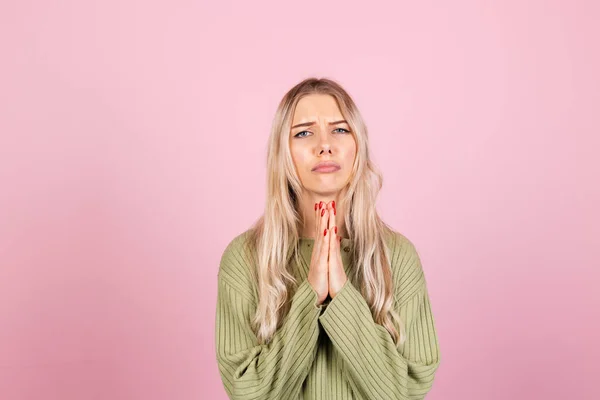 Красивая Европейская Женщина Обычном Свитере Розовом Фоне Молится Руками Вместе — стоковое фото