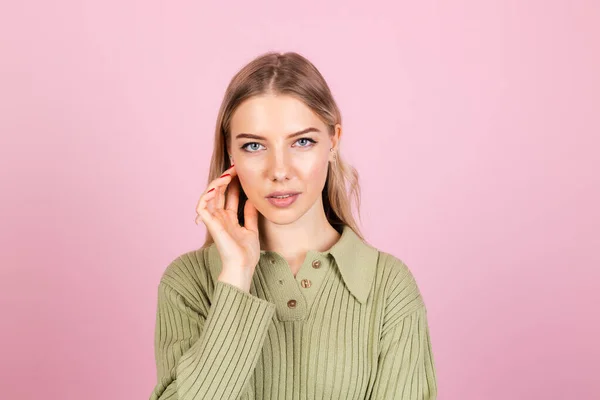 Mooie Europese Vrouw Casual Trui Roze Achtergrond Zelfverzekerd Rustig Glimlachen — Stockfoto