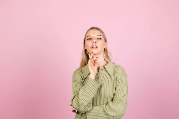 Mujer Bastante Europea Suéter Casual Sobre Fondo Rosa Confiado Tranquilo —  Fotos de Stock