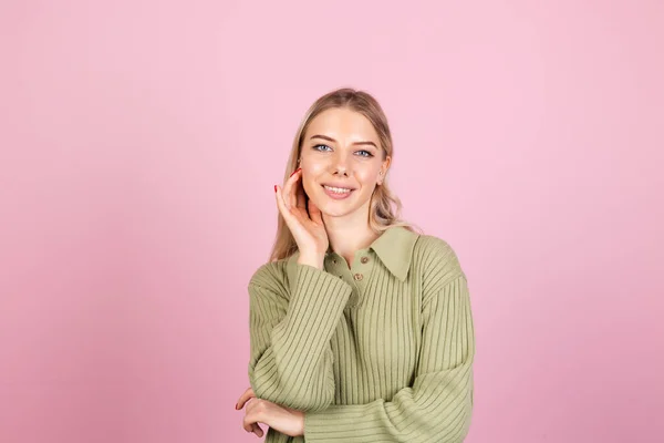 Mulher Europeia Bonita Camisola Casual Fundo Rosa Confiante Calma Sorrindo — Fotografia de Stock