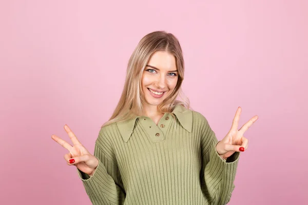 Mulher Muito Europeia Camisola Casual Fundo Rosa Sorriso Para Câmera — Fotografia de Stock