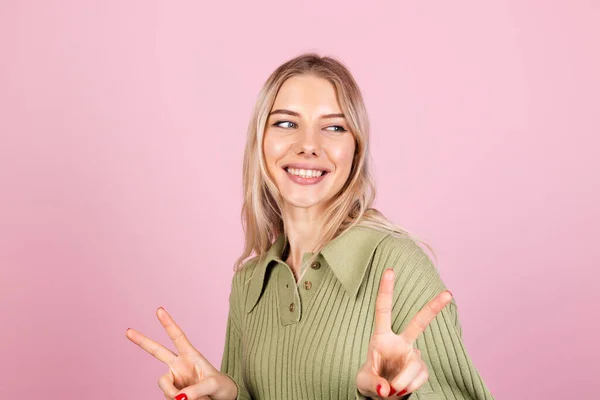 Hübsche Europäerin Lässigem Pullover Auf Rosa Hintergrund Lächelt Die Kamera — Stockfoto