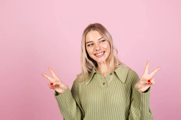 Mujer Bastante Europea Suéter Casual Sobre Fondo Rosa Sonrisa Cámara —  Fotos de Stock