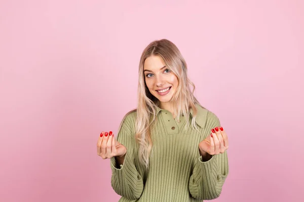 Mujer Bastante Europea Suéter Casual Sobre Fondo Rosa Frotando Dedos —  Fotos de Stock