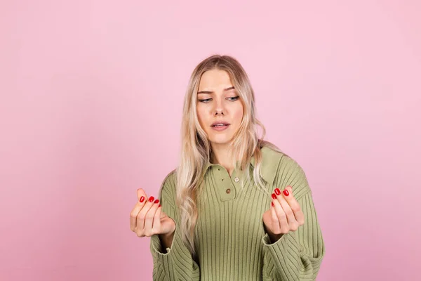 Bella Donna Europea Maglione Casual Sfondo Rosa Sfregamento Dita Facendo — Foto Stock