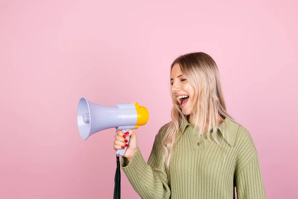 Hübsche Europäerin Lässigem Pullover Auf Rosa Hintergrund Glücklich Schreiend Megaphon — Stockfoto