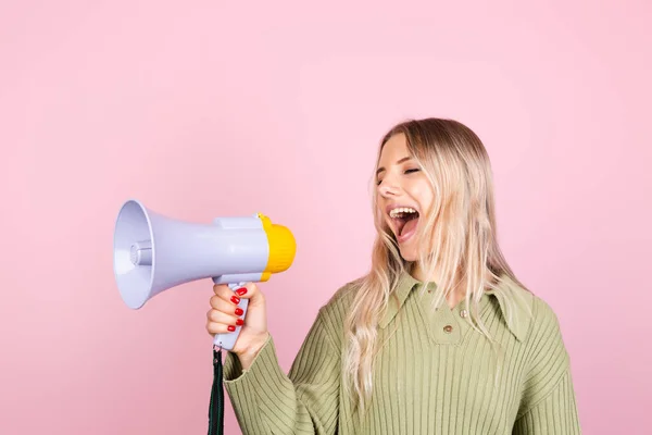 Hübsche Europäerin Lässigem Pullover Auf Rosa Hintergrund Glücklich Schreiend Megaphon — Stockfoto