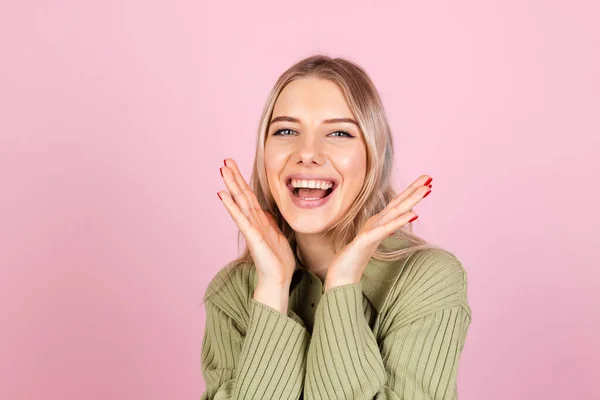 Pretty European Kobieta Casual Sweter Różowym Tle Szczęśliwy Wygląd Kamery — Zdjęcie stockowe
