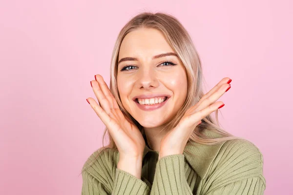 Mooie Europese Vrouw Casual Trui Roze Achtergrond Gelukkig Kijken Naar — Stockfoto