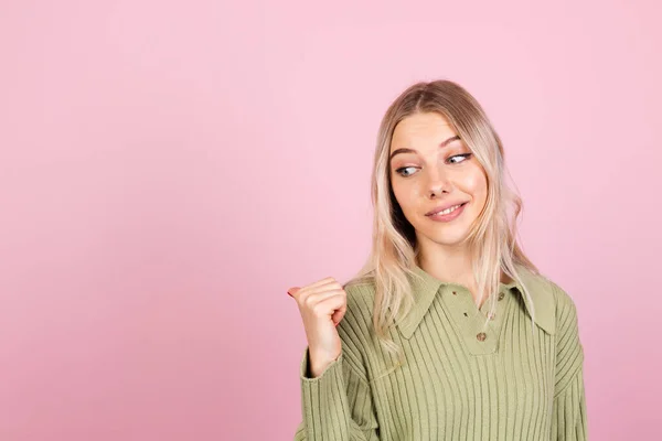 Mooie Europese Vrouw Casual Trui Roze Achtergrond Gelukkig Glimlachen Punt — Stockfoto
