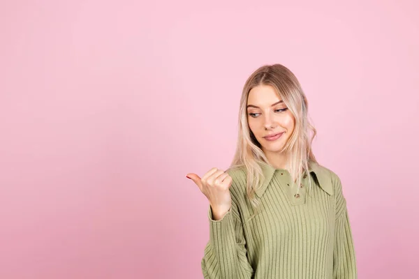 Bella Donna Europea Maglione Casual Sfondo Rosa Felice Punto Sorridente — Foto Stock