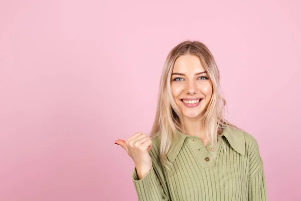 Hübsche Europäerin Lässigem Pullover Auf Rosa Hintergrund Glücklich Lächelnd Mit — Stockfoto