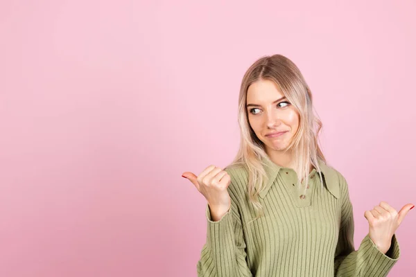 Mujer Bastante Europea Suéter Casual Sobre Fondo Rosa Punto Sonriente —  Fotos de Stock