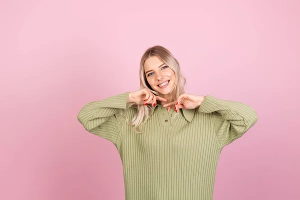 かわいいですヨーロッパの女性でカジュアルなセーターでピンクの背景かわいいです笑顔幸せな正ダンス移動 — ストック写真