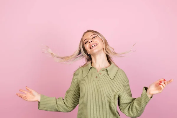 Mulher Europeia Bonita Camisola Casual Fundo Rosa Bonito Sorrindo Feliz — Fotografia de Stock