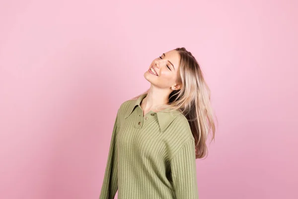 Mooie Europees Vrouw Casual Trui Roze Achtergrond Schattig Glimlachen Gelukkig — Stockfoto