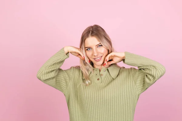 かわいいですヨーロッパの女性でカジュアルなセーターでピンクの背景かわいいです笑顔幸せな正ダンス移動 — ストック写真