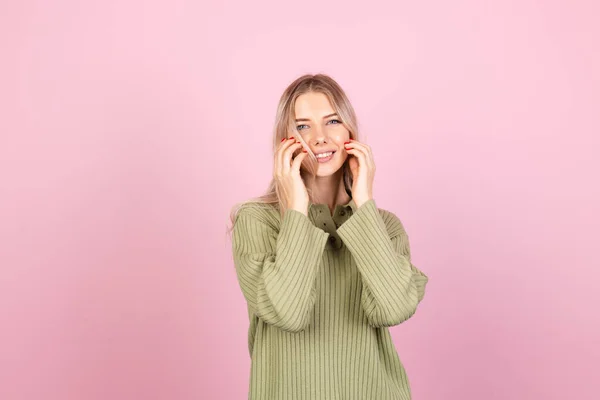 Mulher Europeia Bonita Camisola Casual Fundo Rosa Bonito Sorrindo Feliz — Fotografia de Stock