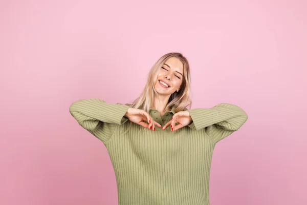 Mulher Europeia Bonita Camisola Casual Fundo Rosa Bonito Sorrindo Feliz — Fotografia de Stock
