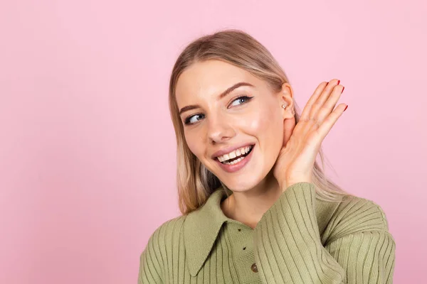 Mulher Europeia Bonita Camisola Casual Fundo Rosa Curioso Tentar Ouvir — Fotografia de Stock