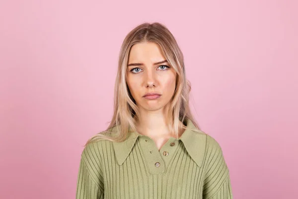 かなりヨーロッパの女性でカジュアルセーターでピンクの背景苦しみとともに不幸な表情ニーズサポートとヘルプ — ストック写真
