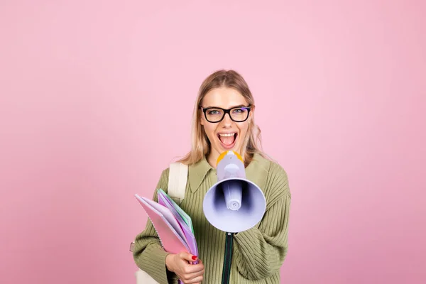 Mulher Europeia Bonita Camisola Casual Fundo Rosa Com Cadernos Gritando — Fotografia de Stock