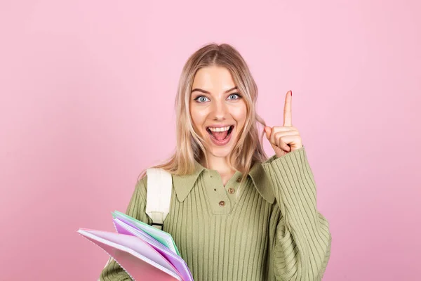 Hübsche Europäerin Lässigem Pullover Auf Rosa Hintergrund Mit Aufgeregtem Zeigefinger — Stockfoto