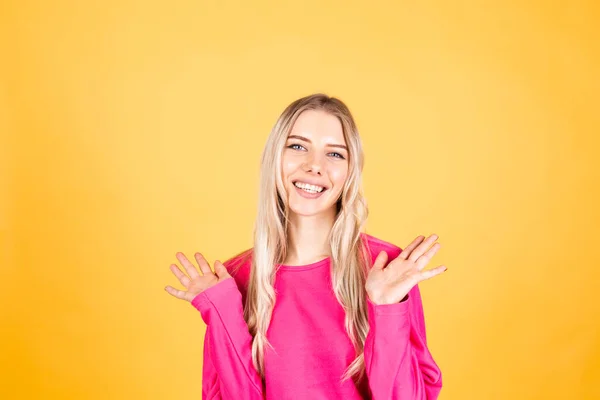 Mulher Europeia Bonita Blusa Rosa Fundo Amarelo Emoções Positivas Sorrindo — Fotografia de Stock