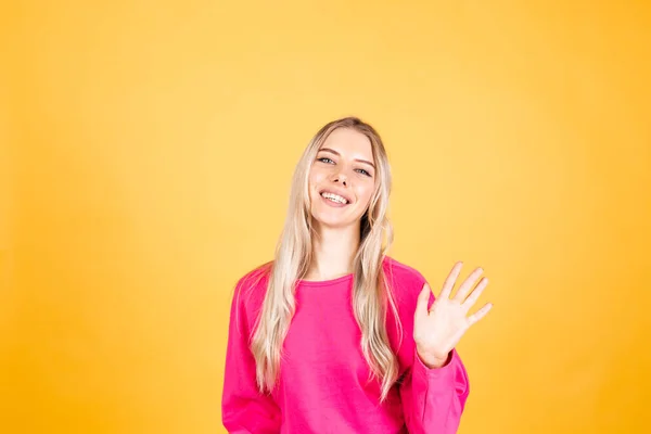 Όμορφη Ευρωπαία Γυναίκα Ροζ Μπλούζα Κίτρινο Φόντο Θετικά Συναισθήματα Χαμογελώντας — Φωτογραφία Αρχείου