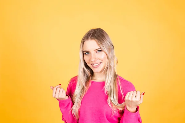 Hübsche Europäerin Pinkfarbener Bluse Auf Gelbem Hintergrund Positive Emotionen Lächelnd — Stockfoto