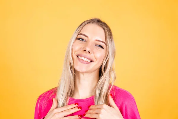 Mulher Europeia Bonita Blusa Rosa Fundo Amarelo Emoções Positivas Sorrindo — Fotografia de Stock
