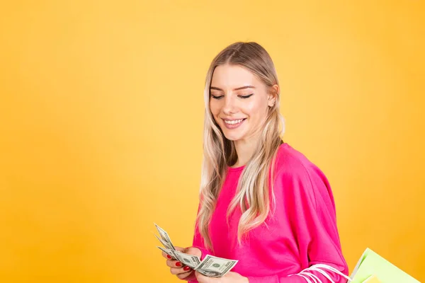 Mujer Bastante Europea Blusa Rosa Sobre Fondo Amarillo Sonrisa Emocionado —  Fotos de Stock