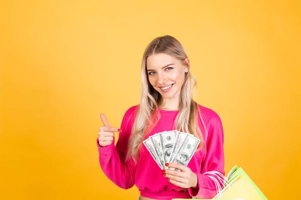 Mujer Bastante Europea Blusa Rosa Sobre Fondo Amarillo Sonrisa Emocionado —  Fotos de Stock