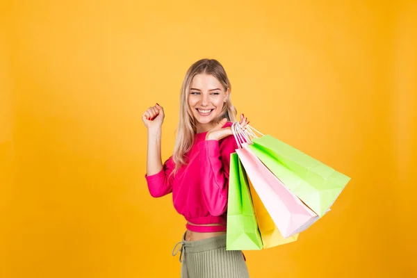 Mujer Bastante Europea Blusa Rosa Sobre Fondo Amarillo Sosteniendo Bolsas — Foto de Stock