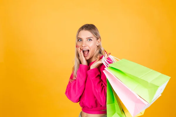 Mujer Bastante Europea Blusa Rosa Sobre Fondo Amarillo Sosteniendo Bolsas — Foto de Stock